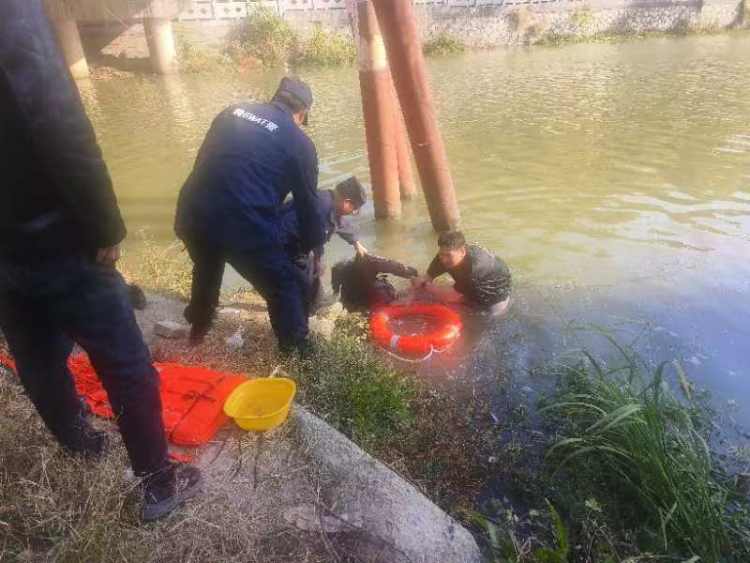 女孩墜河引發(fā)家庭悲劇，母親和哥哥營救溺亡，警醒社會反思時刻