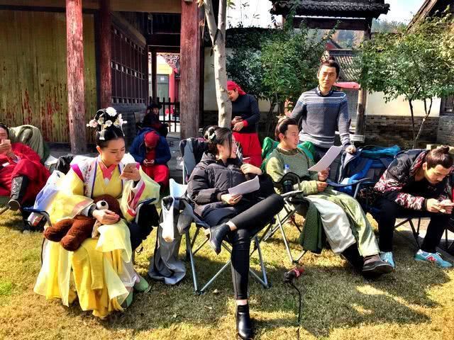 橫店群演遭遇降薪風(fēng)波，行業(yè)挑戰(zhàn)與應(yīng)對(duì)策略
