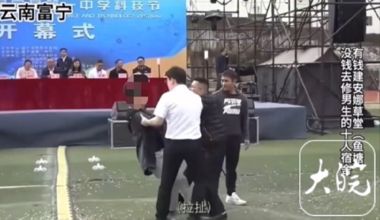 學(xué)生上臺(tái)指責(zé)學(xué)校引發(fā)深度對(duì)話，教育權(quán)力的反思與探討