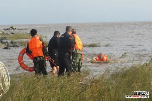 夫妻海上遇險，生死瞬間考驗人性真情