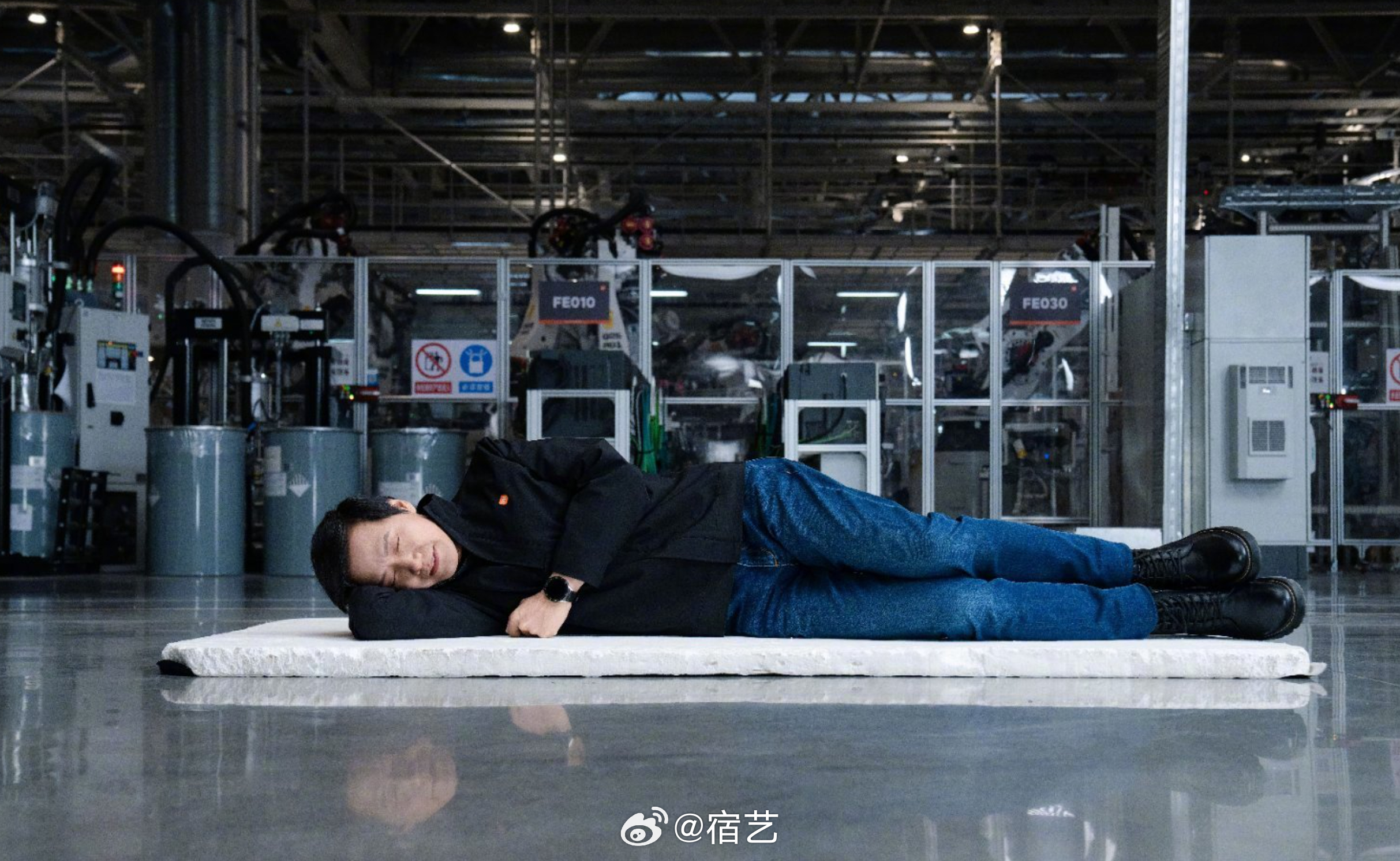 雷軍回應(yīng)車間睡覺照爭議，真實(shí)與擺拍的界限探討