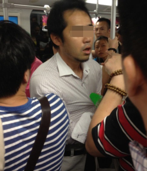 男子地鐵猥褻被抓現(xiàn)場下跪，事件背后的反思與啟示