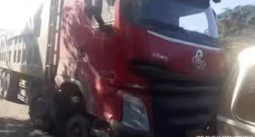 貨車(chē)爆胎引發(fā)意外，驚險(xiǎn)瞬間小車(chē)遭遇瞬間消失的危機(jī)