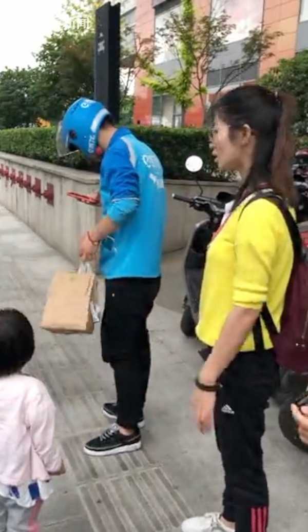 女生獨(dú)自輸液時，外賣員的暖心關(guān)懷