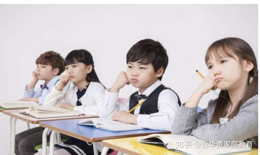 老師怒批家長送孩子上學(xué)遲到