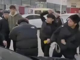 警方通報(bào)男孩遭多人持棍圍毆事件，揭示真相，呼吁正義之聲震徹社會(huì)！