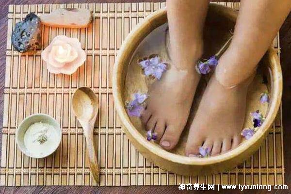 夜晚泡腳，正確方法與養(yǎng)生功效解析