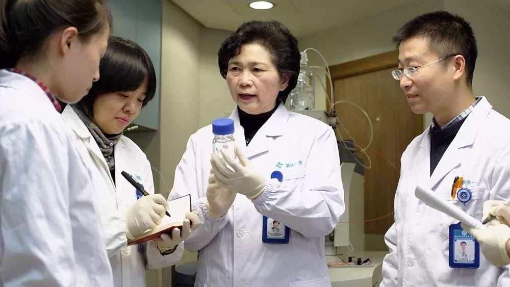 父母如何運(yùn)用正向激勵增強(qiáng)孩子學(xué)習(xí)動力與自信心培養(yǎng)的策略