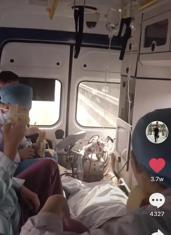 痛失親人之際，優(yōu)秀醫(yī)生的離去與家屬的深情告別